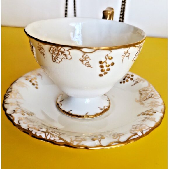 Royal Crown Derby Tea Cup & Saucer Set "Vine" Pattern Gold Gild raised - Picture 5 of 10